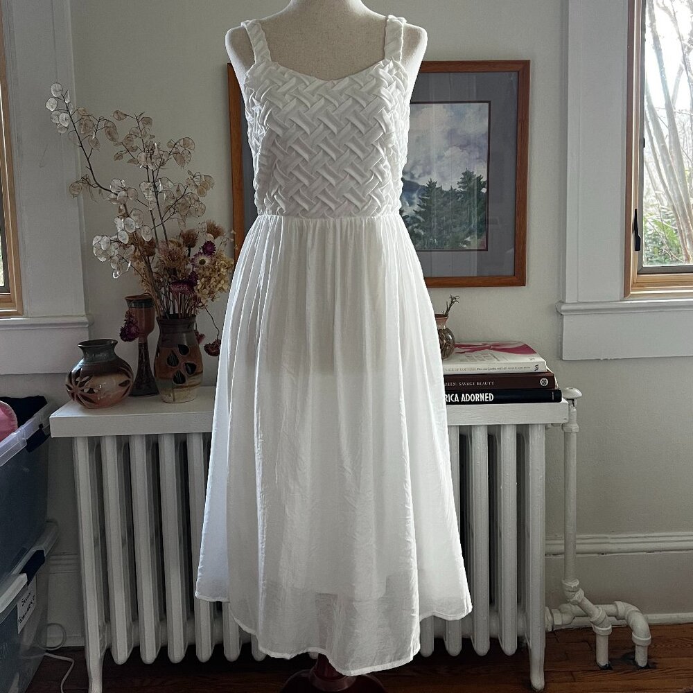 Davi & Dani White Textured Midi Dress with Bow Back – Size Small